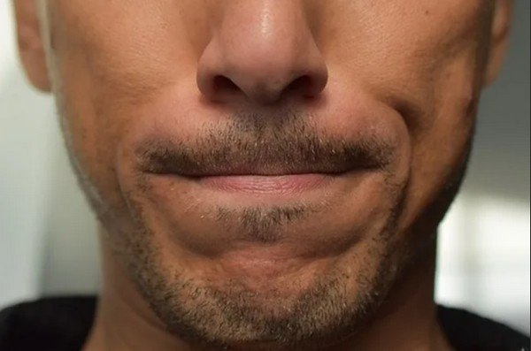 к чему чешутся губы у мужчин